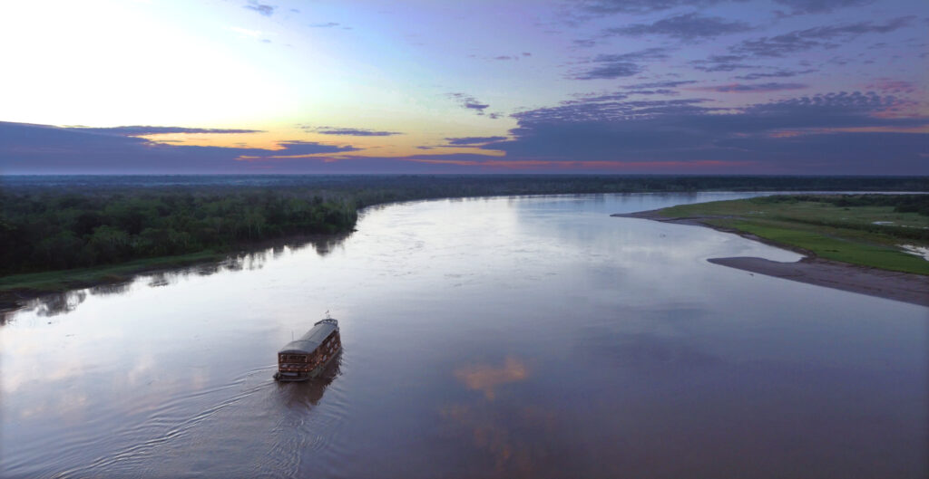 amazon delfin cruise 
