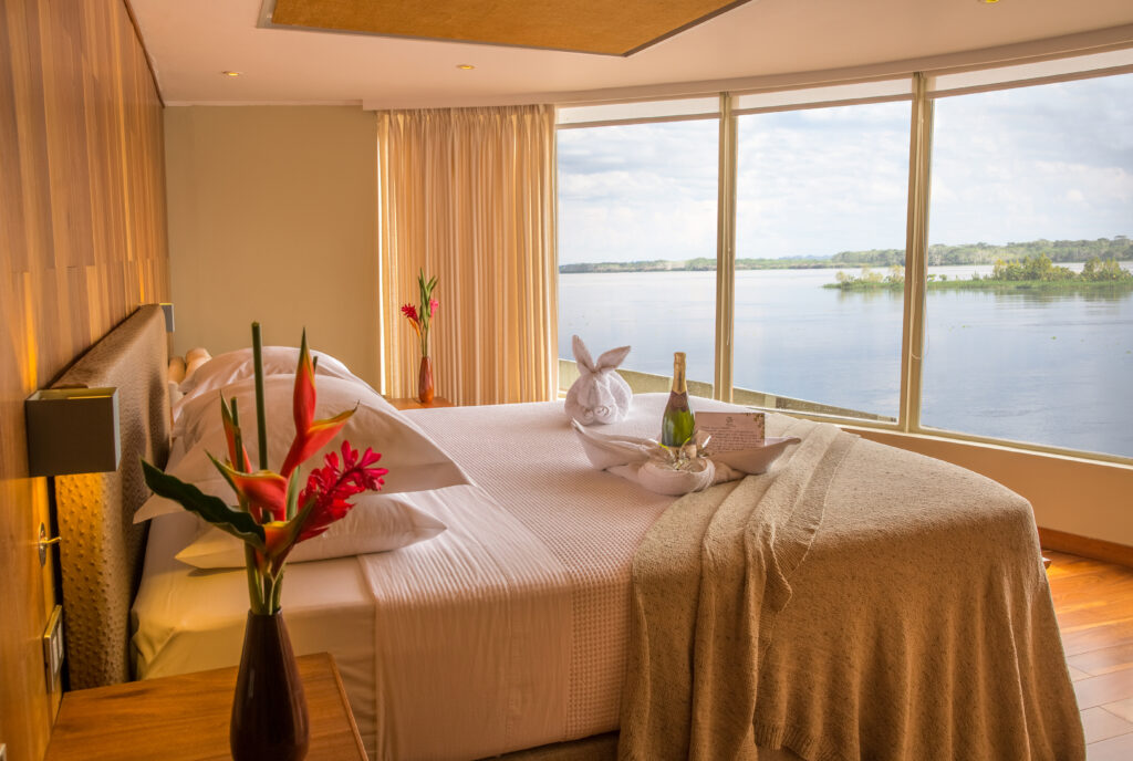 amazon delfin cruise 