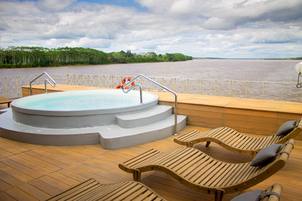 amazon delfin cruise 